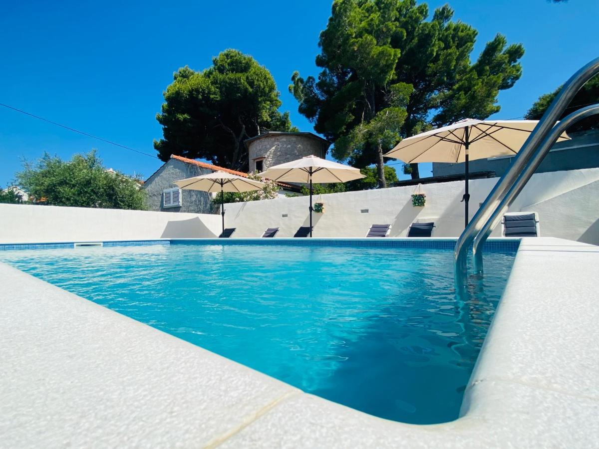 Sea-Views Brazza Apartments With Private Pool Милна Экстерьер фото