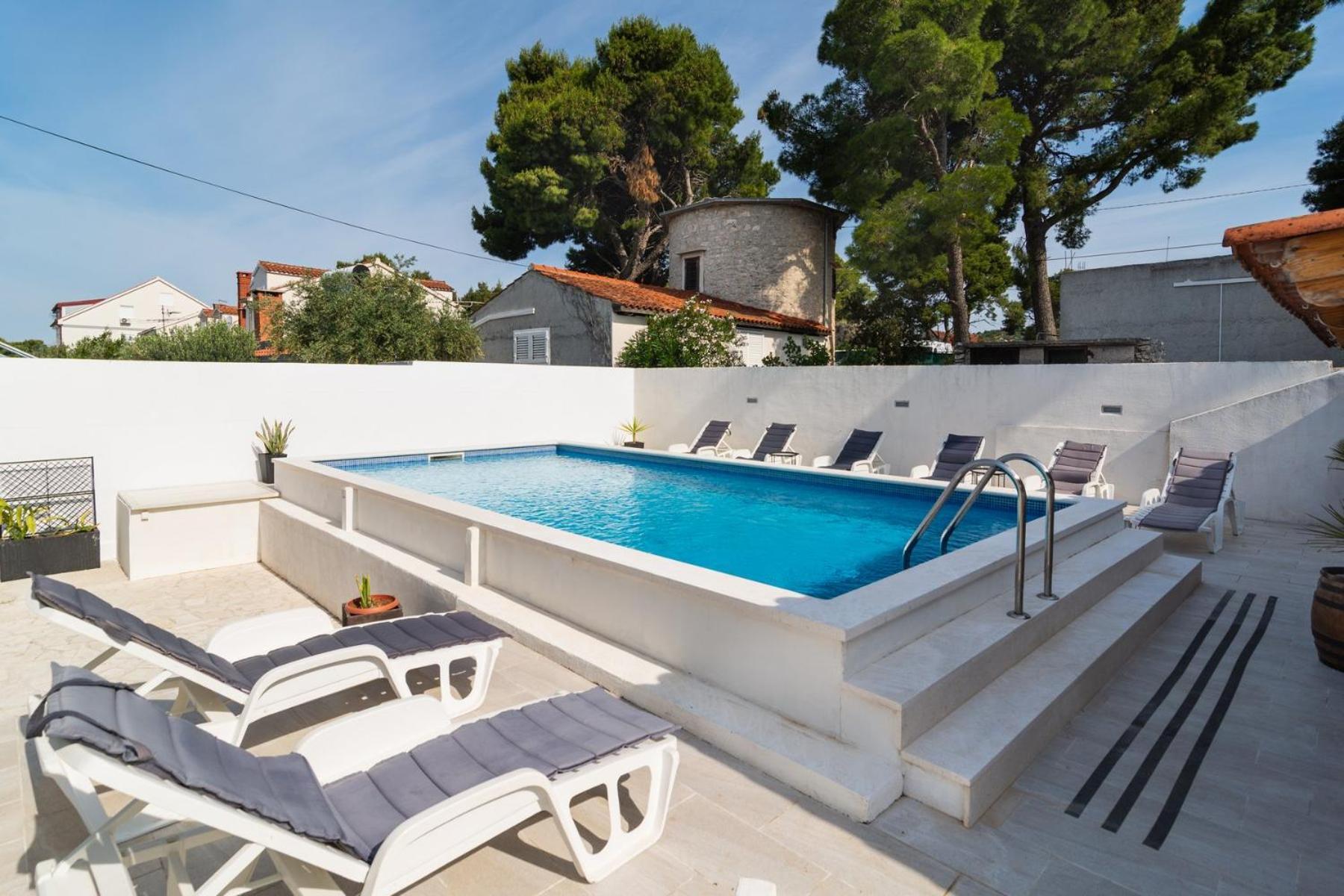 Sea-Views Brazza Apartments With Private Pool Милна Экстерьер фото